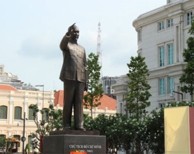 Suy ngẫm dưới tượng đài Bác Hồ