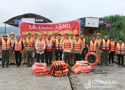 Cảnh sát giao thông đường thuỷ trao tặng áo phao và phao cứu sinh tại các bến đò