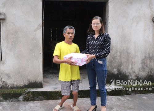 Trao quà của bạn đọc cho anh Vương Tiến Dũng ở Nghi Lộc