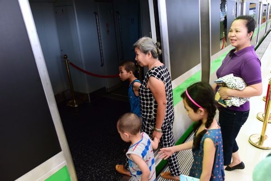 Người dân đổ đi xem đoàn tàu trên cao đầu tiên ở Việt Nam