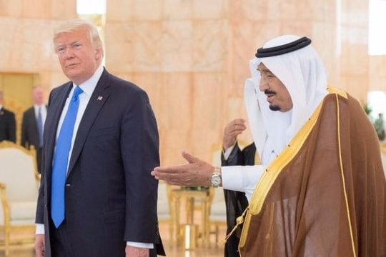 Trump công du nước ngoài lần đầu, vua Saudi Arabia chống gậy ra đón
