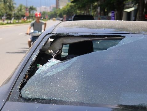 Truy tìm nhóm thanh niên đập phá hàng loạt ô tô trong đêm