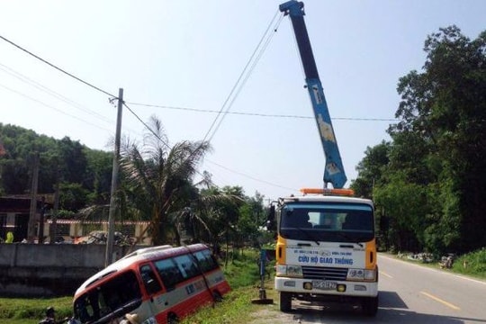 Xe buýt Thạch Thành lao xuống ruộng, hành khách gãy chân