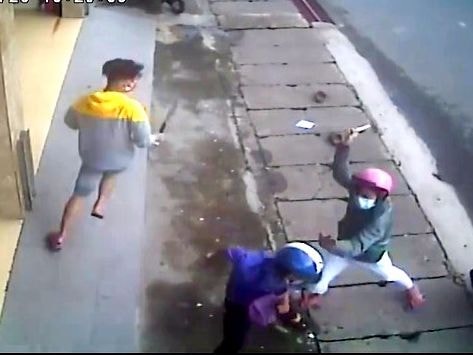 Truy sát, chém gục 1 người giữa đường vì nẹt pô xe