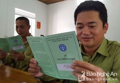 BHXH Quỳ Châu bàn giao sổ BHXH cho người lao động quản lý