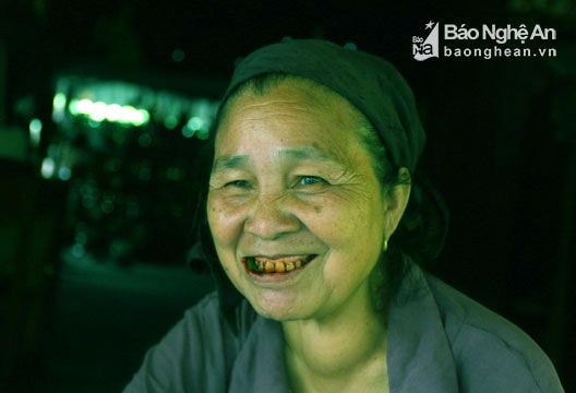 Kỳ lạ cách ăn trầu không nhả bã của phụ nữ vùng cao Nghệ An