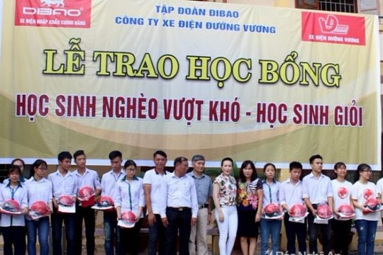 Quỳnh Lưu: Tặng 39 suất quà cho học sinh vượt khó học giỏi