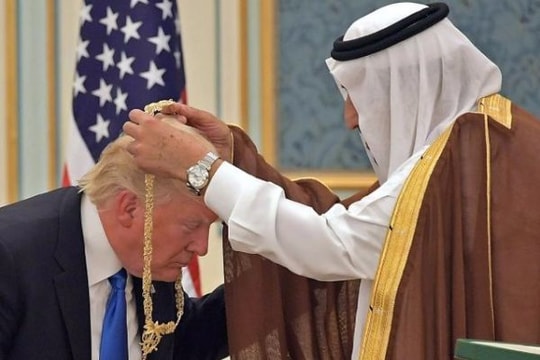 Chuyến thăm Trung Đông: Những khoảnh khắc kỳ cục nhất của Tổng thống D.Trump