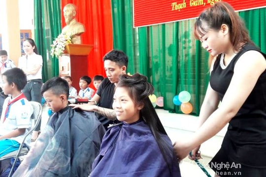 135 em nhỏ Tương Dương được cắt tóc miễn phí