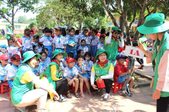 Hội làng nông thôn mới Hàn Quốc tặng quà cho trường tiểu học ven đô