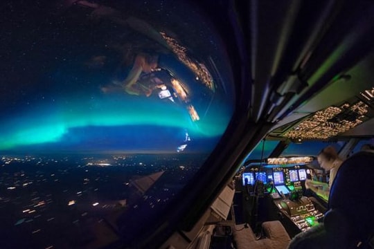 Khung cảnh huyền ảo của Trái đất nhìn từ buồng lái máy bay