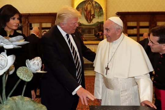 Giáo hoàng Francis thân thiện tiếp Tổng thống Trump