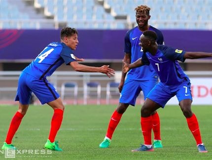 Các cầu thủ Pháp 'nắn gân' Việt Nam trước trận đấu ở U20 World Cup