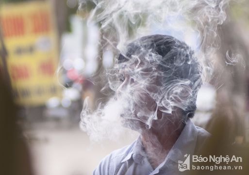 Cần mạnh tay xử phạt người hút thuốc lá nơi công cộng