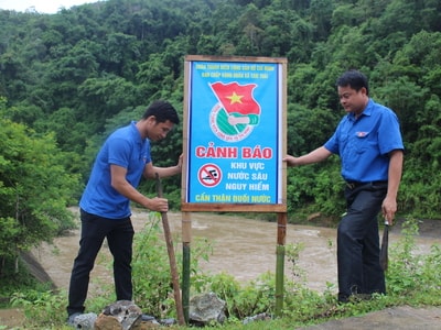 Đoàn xã trích kinh phí cắm biển cảnh báo đuối nước