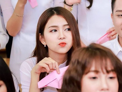 Ngẩn ngơ ngắm nữ sinh trường Huỳnh đẹp ngọt ngào trong lễ tri ân trưởng thành