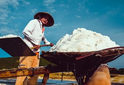 Diêm dân Nghệ An bỏng rát trên cánh đồng muối