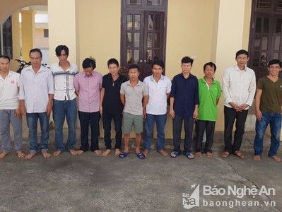 13 con bạc say sưa đánh bạc xóc đĩa sau đám giỗ