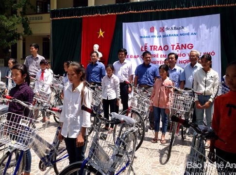Quỳ Hợp trao tặng 50 chiếc xe đạp cho học sinh