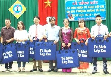 Trao các phần quà trị giá gần 100 triệu đồng cho các em học sinh huyện biên giới Kỳ Sơn