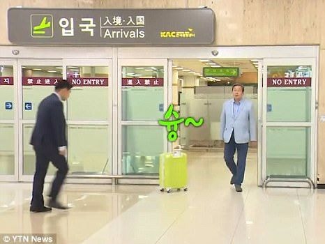 Chính khách Hàn 'gây bão' vì thảy vali cho phụ tá