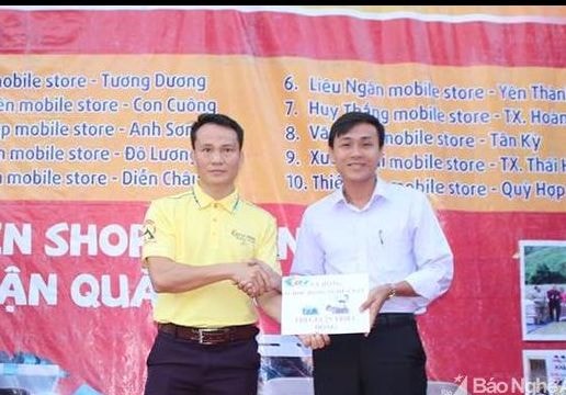 Trao quà cho học sinh nghèo ở Tương Dương