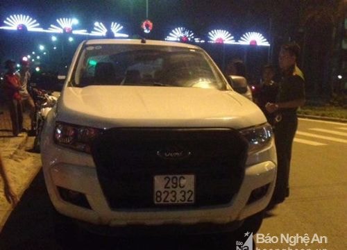 Va chạm với xe máy, lái xe ô tô bỏ mặc nạn nhân rồi chạy trốn