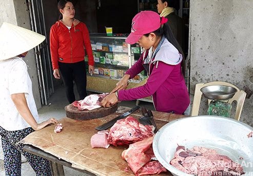 Thương lái ép giá, người dân rủ nhau 'đụng' lợn