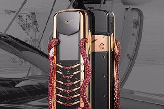 Điện thoại 'cục gạch' đính 439 viên hồng ngọc, giá 360.000 USD
