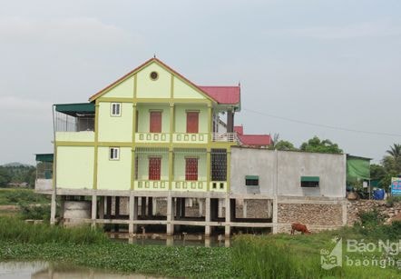 Ồ ạt xây biệt thự chiếm lòng kênh thoát lũ