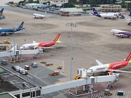 Giá dịch vụ hàng không tăng mạnh
