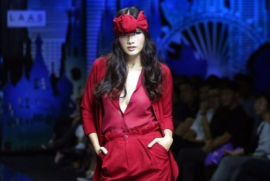 Cựu mẫu Anh Thư vẫn chuyên nghiệp khi làm vedette