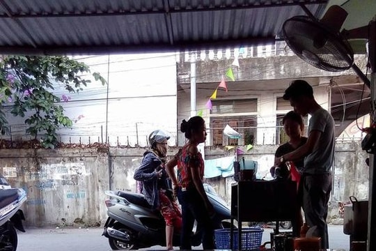 Cơ sở bánh gói Hiếu Nghệ vẫn có khách sau vi phạm