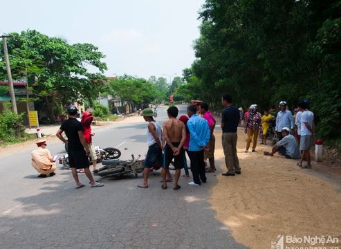 Cảnh báo tai nạn giao thông khi dân phơi lúa ở lòng đường