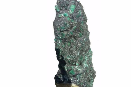 Phát hiện khối ngọc lục bảo nặng gần 300 kg ở Brazil