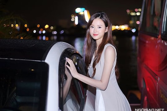 Midu diện đồ hiệu, tự lái xế hộp đi sự kiện