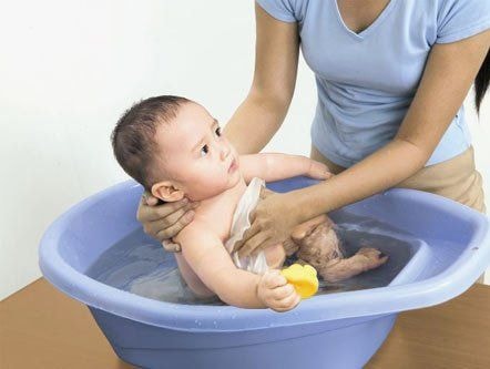 Làm gì khi trẻ bị rôm sảy mùa nắng nóng?