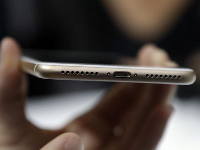 Biến áo quần hàng ngày thành nguồn sạc điện thoại