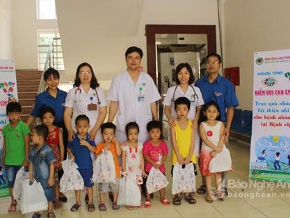 Bệnh viện Đa khoa Thành phố Vinh trao 100 suất quà cho bệnh nhi
