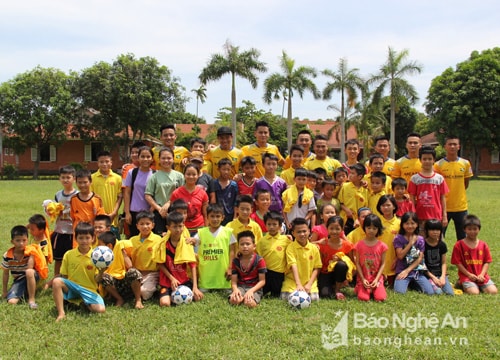 Câu lạc bộ SLNA giao lưu, trao tặng quà cho trẻ em làng SOS