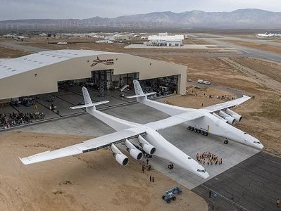 Máy bay phóng vệ tinh có sải cánh dài hơn sân bóng