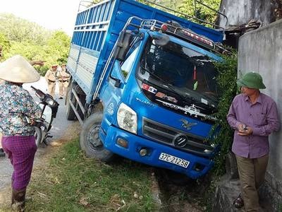 Ô tô và xe máy đối đầu, một người bị thương