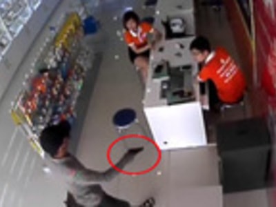 Nghi can dùng súng cướp cửa hàng điện thoại bị bắt