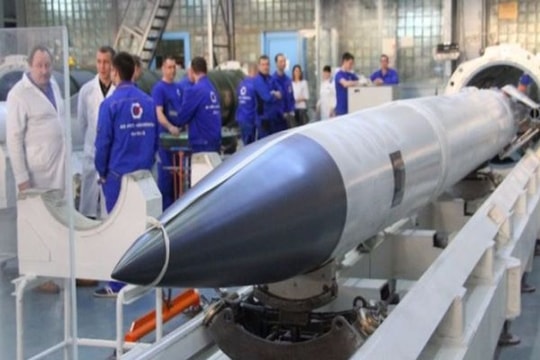 Thăm nhà máy chế tạo đạn tên lửa cho S-300 Việt Nam