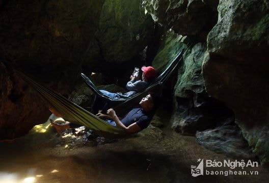 Nghệ An: Người dân vùng cao rủ nhau vào hang trốn nắng