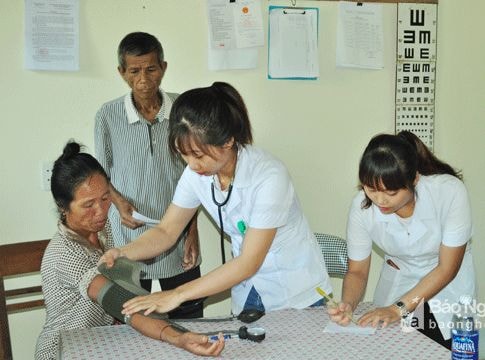 Khám, tư vấn sức khỏe và cấp thuốc miễn phí cho hộ nghèo ở Kỳ Sơn