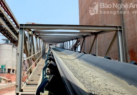 Những mẻ xi măng đầu tiên tại Trạm nghiền Nghi Thiết (Nghệ An)