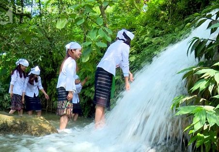 Ngỡ ngàng với thác nước hùng vĩ gần Km số 0, đường Hồ Chí Minh