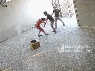 Tranh giành khách, chủ xe thuê côn đồ đánh phụ nữ