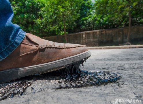 Nắng nóng, nhiều điểm trên Quốc lộ 46 chảy nhựa